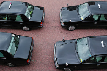 タクシー乗り場で停車している４台のタクシー