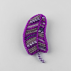 Brooch made of beads, sequins and threads. Perrault.