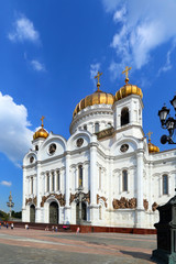 Fototapeta na wymiar Cathedral of Christ the Saviour on a warm Sunny summer day in Moscow