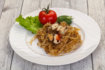 Wok noodle with mussels