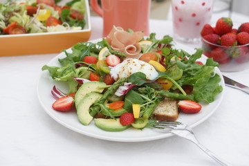 フレッシュ野菜のオープンサンド～温玉のせ