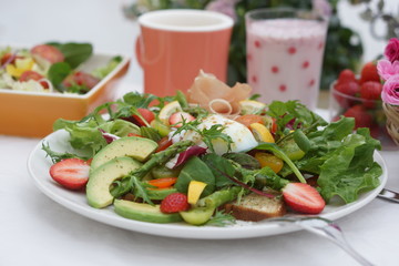 フレッシュ野菜のオープンサンド～温玉のせ