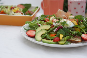 フレッシュ野菜のオープンサンド～温玉のせ