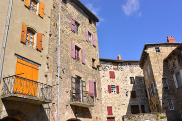 Fototapeta na wymiar Vieux immeubles de pierres rue des Oules à Pradelles (43420), département de la Haute-Loire en région Auvergne-Rhône-Alpes, France