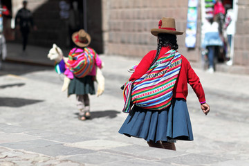 Peruanische Frauen in traditioneller Tracht in Cusco; Peru