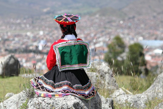 Peruanische Frau in traditioneller Tracht in Kenko, Cusco-Peru