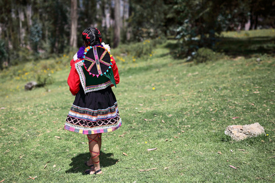 Peruanische Frau in traditioneller Tracht in Kenko, Cusco-Peru