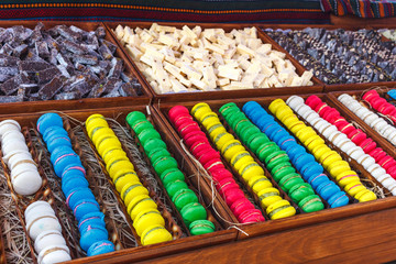 Naklejka premium Colorful macaroons. Traditional sweets with silver tongs