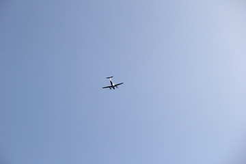 青空を飛ぶプロペラ機