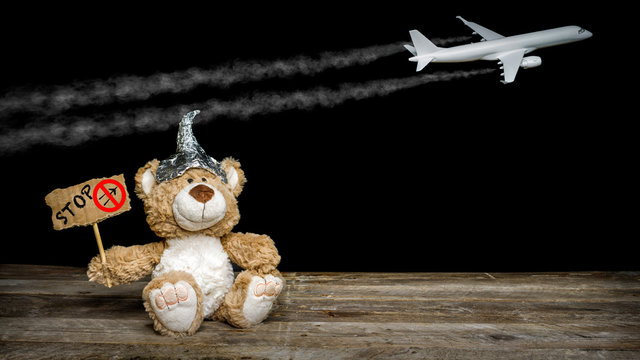 ein Teddy demonstriert gegen Chemtrails