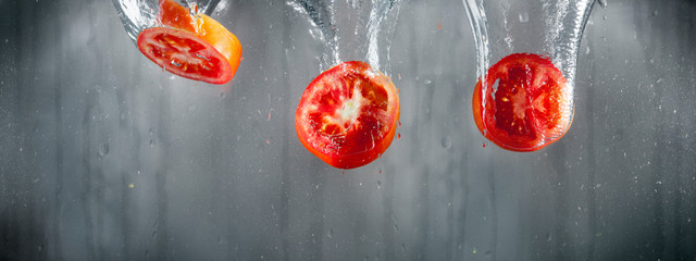 Fototapeta premium Tomato slices in water