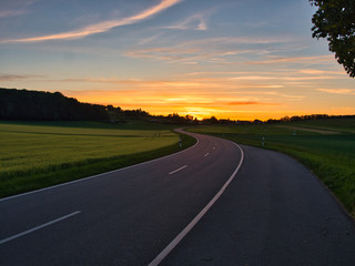 Fahrt bei goldener Stunde auf der Schwäbischen Alb