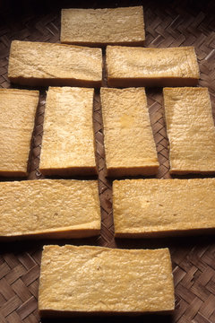 日本の伝統食品、豆腐の味噌漬、乾燥させた豆腐