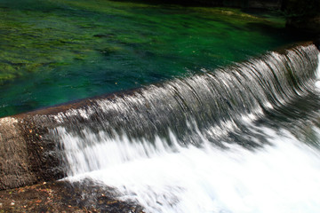 Fototapeta na wymiar cascade de rivière