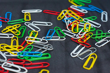 Bunte Farbige Büroklammern mit dunklen Hintergrund