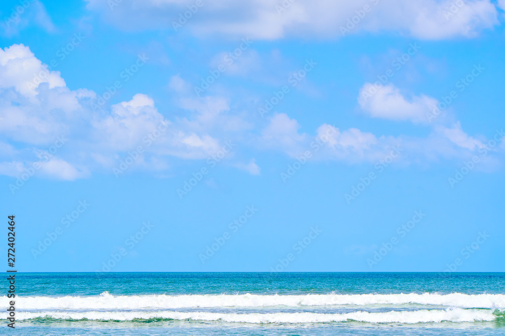 Poster spectacular cloudscape over the ocean waves.