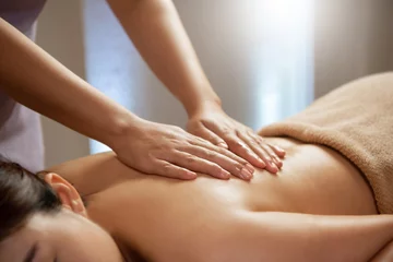 Foto auf Acrylglas Masseurin, die im Spa-Salon eine Massage auf asiatischen Frauenkörpern durchführt. © eggeeggjiew