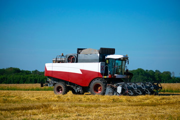 Combine harvester in the field of loading grain into agricultural land