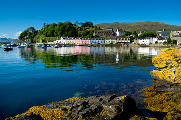 Obraz premium UK, Scotland, Inner Hebrides, Isle of Skye, Portree harbour