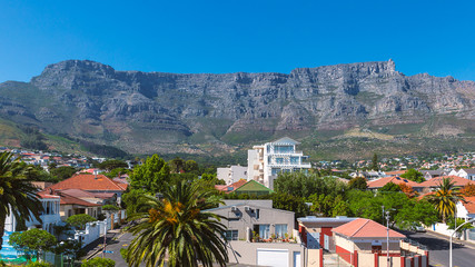 Obraz premium Cape Town residential area view and Table Mountain above the city