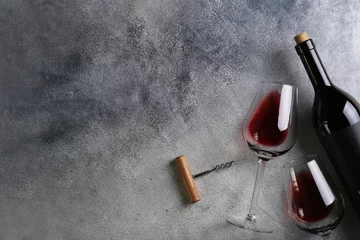 Foto op Plexiglas Showcase van vintage wijnflessen met lege stickeretiketten. © Evrymmnt
