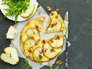 Dietary pizza tortilla with pears and cheese Dor Blue.