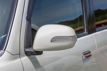 バックミラー　rearview mirror