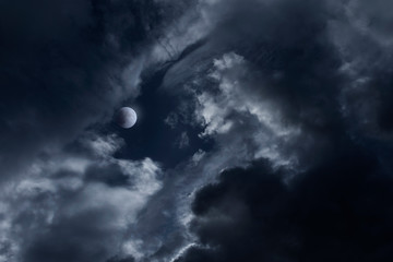 Obraz premium dark night sky with moon and clouds, mysterious horror background