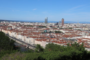 Obraz premium Ville de Lyon - La ville et ses toîts vus de haut depuis la colline de Fourvière