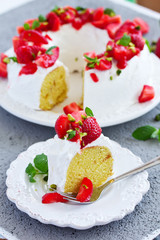 Vanilla cake with cream and strawberries.