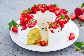 Vanilla cake with cream and strawberries.