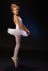 Ballet student on her toes © nyul