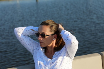 Kobieta relaksująca się n łodzi © marriaci_photo