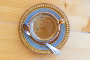 Espresso mit Crema in Tasse von Barista in Bar