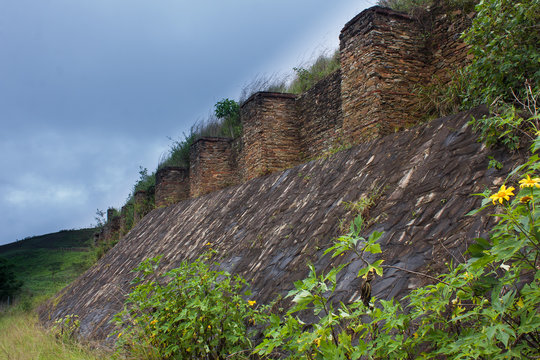 Estructura en ruinas, Antigua  de piedra o roca Fuerte San Vicente  Estado Yaracuy. venezuela