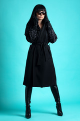 Naklejka premium Femme trench et solaire en studio 