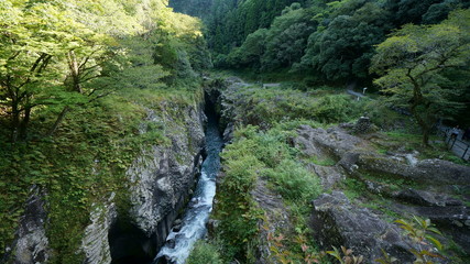 Takachiho Gorge is a narrow chasm cut through the rock by the Gokase River. The nearly sheer cliffs lining the gorge are made of slow forming volcanic basalt columns.