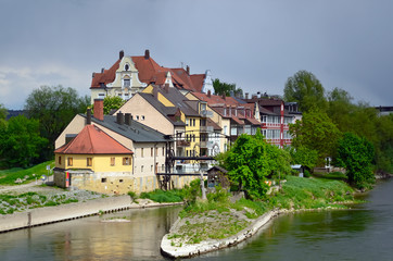 Fototapeta na wymiar Häuser auf Donauinsel in Regensburg