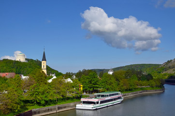 Kelheim, Befreiungshalle, Dampfer auf Mai-Donau-Kanal