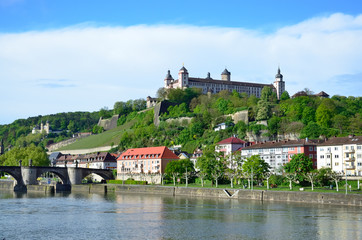 Fototapeta na wymiar Alte Mainbrücke mit Festung Marienberg, Würzburg