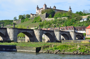 Obraz premium Alte Mainbrücke mit Festung Marienberg, Würzburg