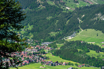 Fototapeta na wymiar Blick auf Oberstdorf mit Skiflugschanze