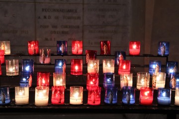 Ville de Lyon - La crypte de la Basilique de Fourvière dédiée à Saint Joseph - bougies allumées
