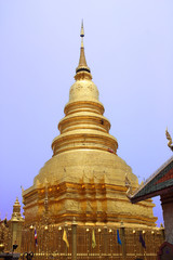 Fototapeta premium Phra That Hariphunchai Temple, Lamphun, Northern Thailand