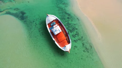Papier Peint photo  Plage d'Elafonissi, Crète, Grèce Photo vue aérienne de dessus d& 39 un bateau de pêche traditionnel amarré dans la baie paradisiaque d& 39 Elafonisi avec une mer turquoise et claire, île de Crète, Grèce