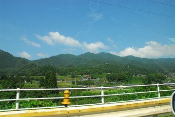 Fototapeta premium 田舎の田んぼと道路の風景
