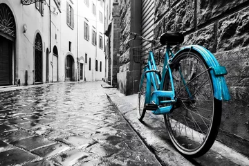 Deurstickers Thema Retro blauwe fiets op oude stadsstraat.