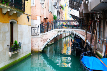Fototapeta na wymiar canal in the historic center of Venice
