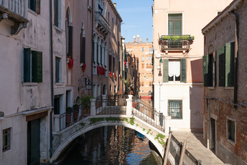 Fototapeta na wymiar old building in the historic center of Venice