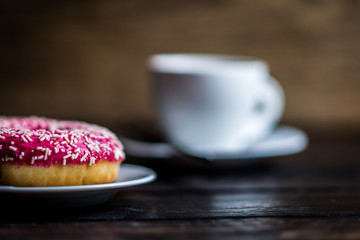 Obraz na płótnie Canvas Pink donut with white sprinkle